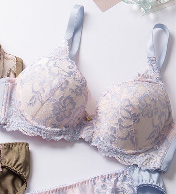 LAVIENNE（ラヴィエンヌ）の「ふっくら美胸のブラ＆ショーツ（ブラジャー＆ショーツセット）」｜クリアブルー