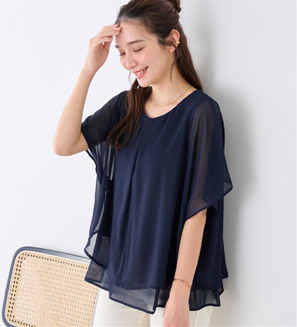 Viola e Viola（ヴィオラ エ ヴィオラ）の「【接触冷感】ひんやり涼しいタックデザインレイヤード風ブラウス（ブラウス）」｜ネイビー