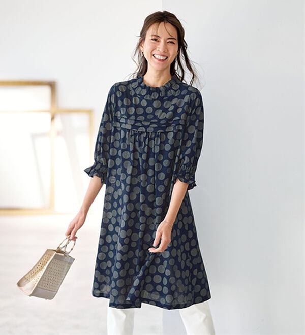BELLUNA（ベルーナ）の「さらっと体型隠し！ドット柄チュニックワンピース（チュニックワンピース）」｜ネイビー系