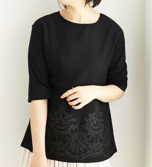 BELLUNA（ベルーナ）の「異素材切替裾刺しゅうチュニック（チュニック）」｜黒
