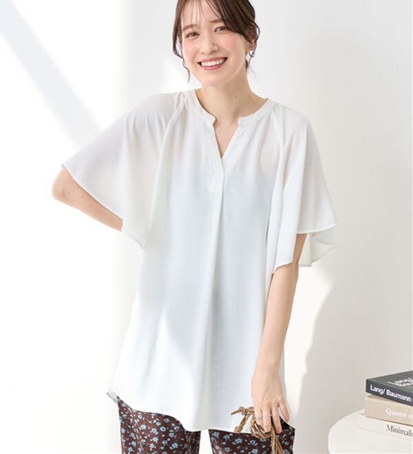 Viola e Viola（ヴィオラ エ ヴィオラ）の「【選べる２丈】さらっと涼感フレアスリーブブラウス（ブラウス）」｜オフホワイト／チュニック