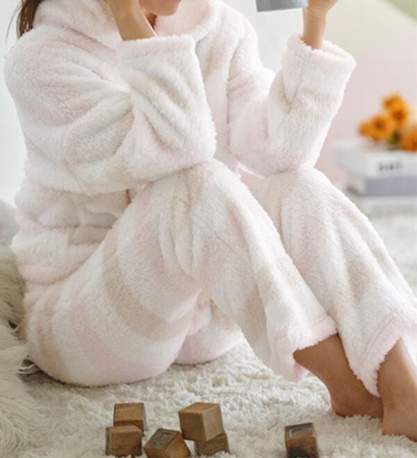 YU'NOW（ユナウ）の「【上下２点セット】ふんわりモコボアフリースパーカー＆パンツセット（パジャマ・ルームウェア）」｜詳細画像