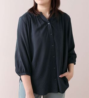 BELLUNA（ベルーナ）の「ひんやり涼感レーヨンドビー素材ブラウス（ブラウス）」｜ネイビー