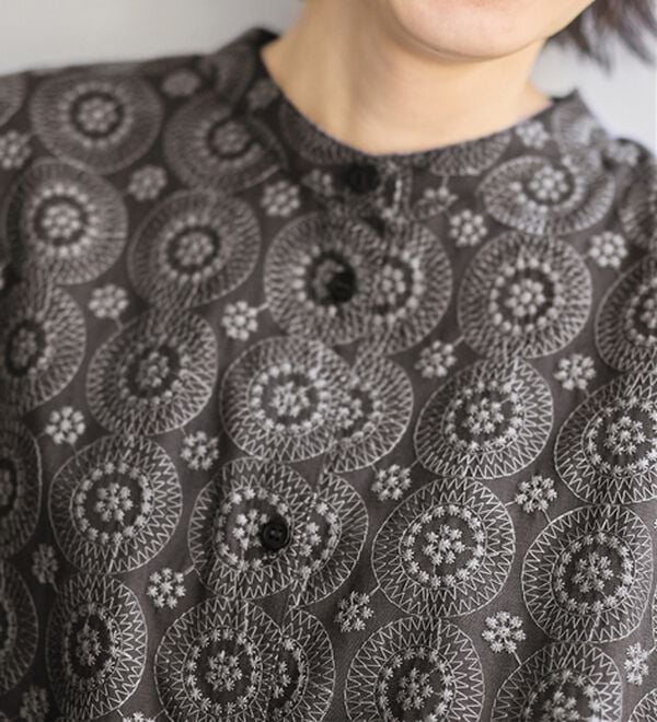 Viola e Viola（ヴィオラ エ ヴィオラ）の「サークル刺しゅう５分袖シャツワンピース（シャツワンピース）」｜詳細画像