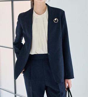 RANAN（ラナン）の「【選べる衿】洗える！春夏ロングシーズン着用可能ベーシック２点ライトスーツ（パンツスーツ）」｜ネイビー／ノーカラー