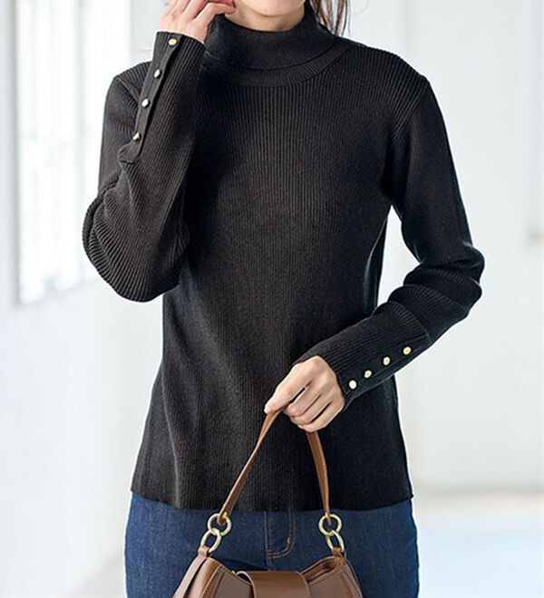 BELLUNA（ベルーナ）の「吸湿発熱綿１００％袖口ボタンリブニット（ニット・セーター）」｜ブラック