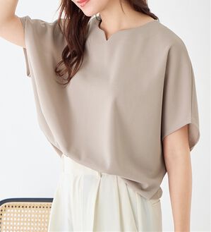 alotta（アロッタ）の「着痩せが叶うドルマンスリーブきれいめカットソー（カットソー）」｜グレージュ