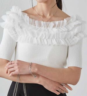 RANAN（ラナン）の「チュールフリルオフショルニット（ニット・セーター）」｜オフホワイト