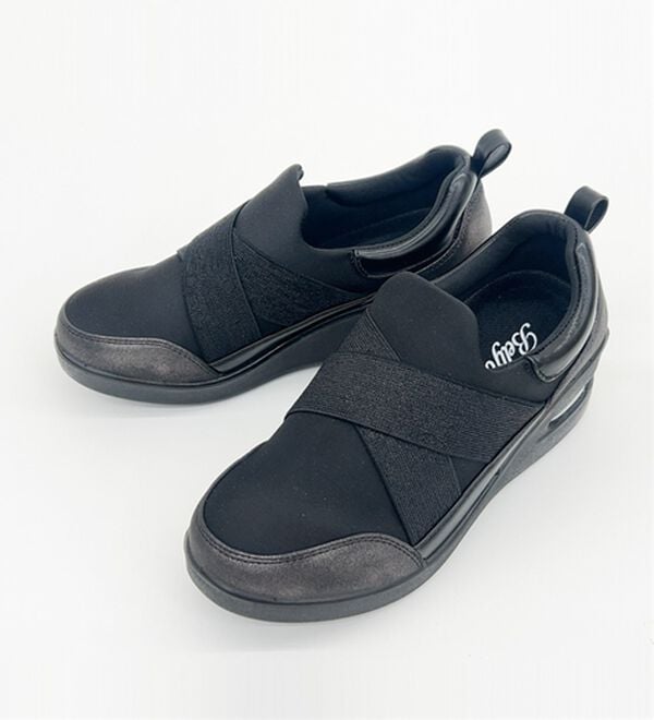 BELLUNA（ベルーナ）の「クロスゴムお洒落エアシューズ（スリッポン）」｜ブラック