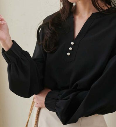RANAN（ラナン）の「3つの機能付！パール調ボタン付スキッパーブラウス（ブラウス）」