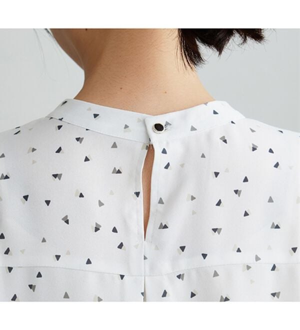 BELLUNA（ベルーナ）の「小紋柄タック使い袖フレアーブラウス（ブラウス）」｜詳細画像