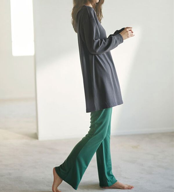 YU'NOW（ユナウ）の「バックロゴプルオーバーチュニック＆フレアパンツセット（パジャマ・ルームウェア）」｜詳細画像