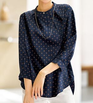 BELLUNA（ベルーナ）の「前ボタンデザイン小紋柄ブラウス（ブラウス）」｜ネイビー系
