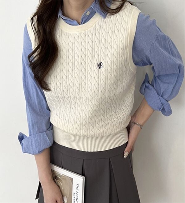 GeeRA（ジーラ）の「ケーブル編み刺しゅうノースリニット（ベスト）」｜詳細画像