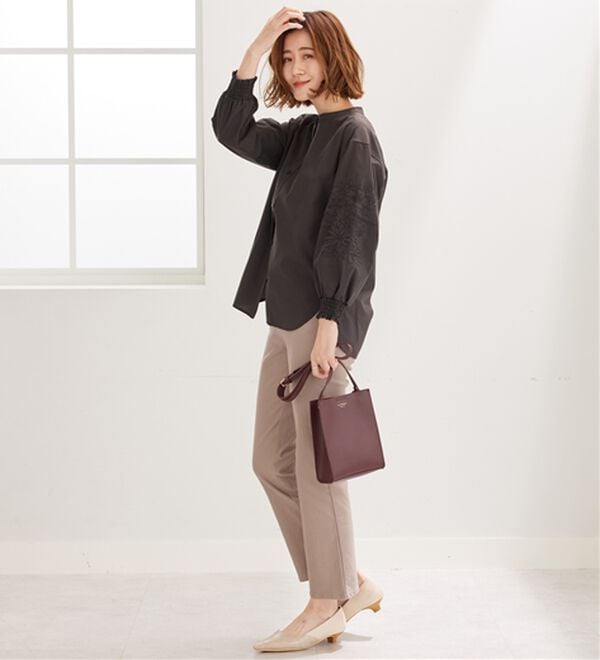 BELLUNA（ベルーナ）の「花柄袖刺しゅうデザインブラウス（ブラウス）」｜詳細画像