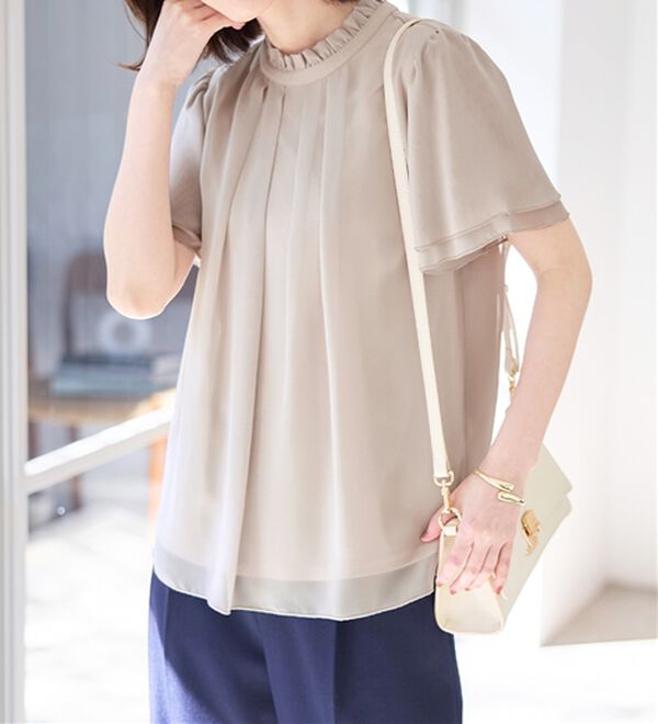 Viola e Viola（ヴィオラ エ ヴィオラ）の「フリル衿シフォンタックブラウス【半袖】（ブラウス）」｜詳細画像