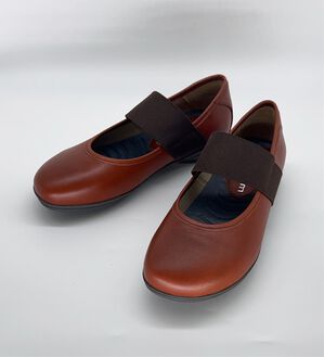 BELLUNA（ベルーナ）の「山羊革甲ゴムベルトシューズ（フラットシューズ）」｜レッドブラウン