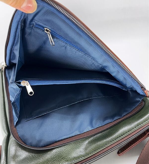 「＜クロコダイル＞トリプルファスナーショルダー（メンズショルダーバッグ）」｜詳細画像