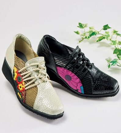 BELLUNA（ベルーナ）の「＜マテラ＞５Ｅ幅広フラワー本革型押シューズ（フラットシューズ）」