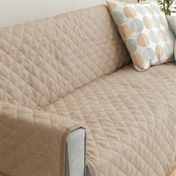 iellio（イエリオ）の「１年中使える！はっ水麻風キルトソファカバー＜裏面滑りにくい加工付・オールシーズン・洗濯可能・ウォッシャブル＞（ソファーカバー）」｜モカベージュ