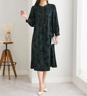 BELLUNA（ベルーナ）の「ビンテージ柄ピンタック使いワンピース（その他ワンピース）」｜グリーン系花柄