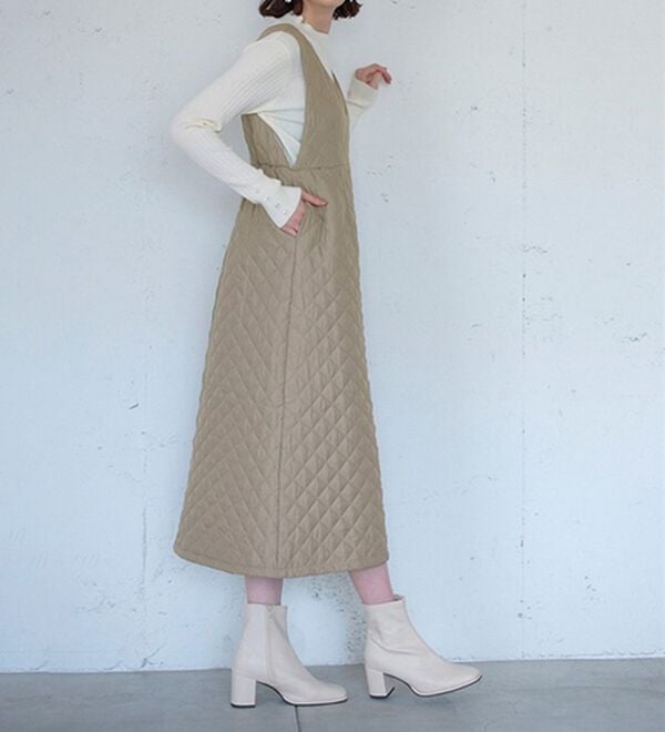 RANAN（ラナン）の「キルティングＶネックジャンパースカート（ジャンパースカート）」｜モカ
