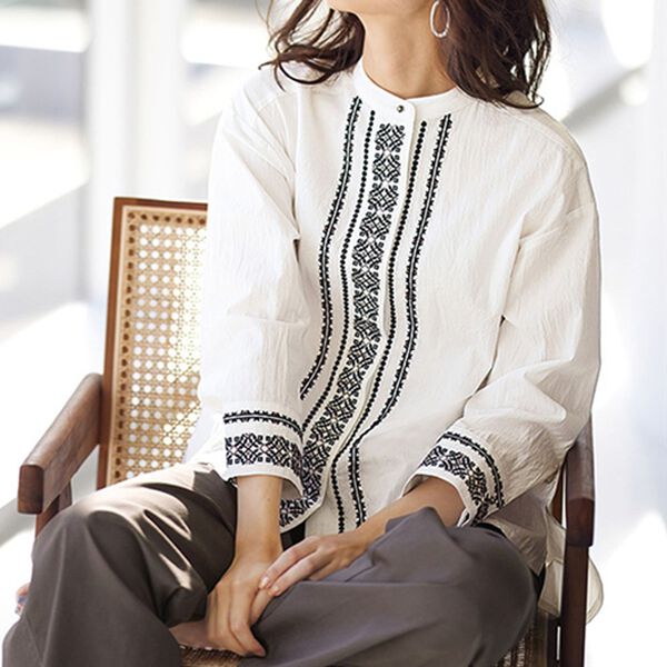 BELLUNA（ベルーナ）の「センターを飾る幾何柄刺しゅうブラウス（ブラウス）」｜詳細画像