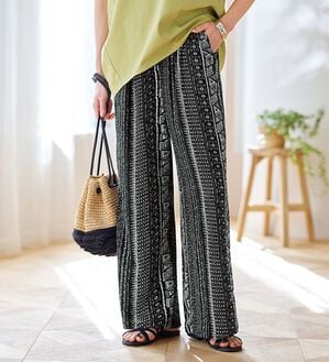 BELLUNA（ベルーナ）の「楊柳サラサラ素材プリントイージーパンツ（フルレングスパンツ）」｜幾何柄黒