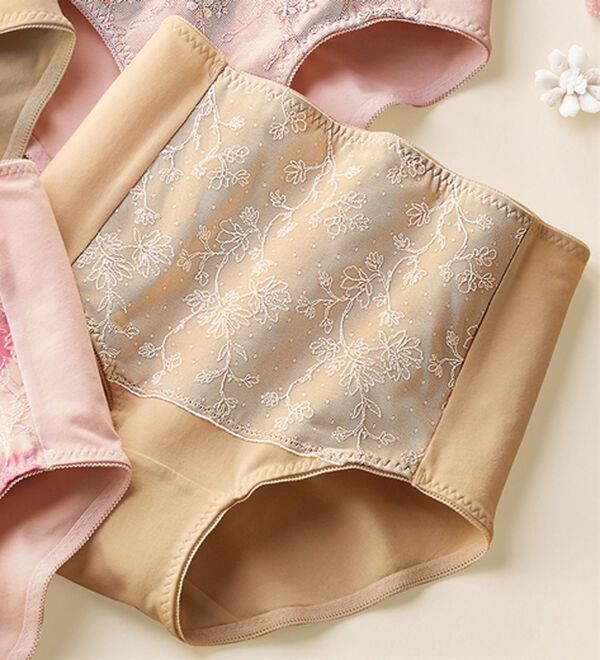 LAVIENNE（ラヴィエンヌ）の「はきやすい色だけの綿９５％華やかショーツ（ショーツ）」｜ベージュ(レース白)