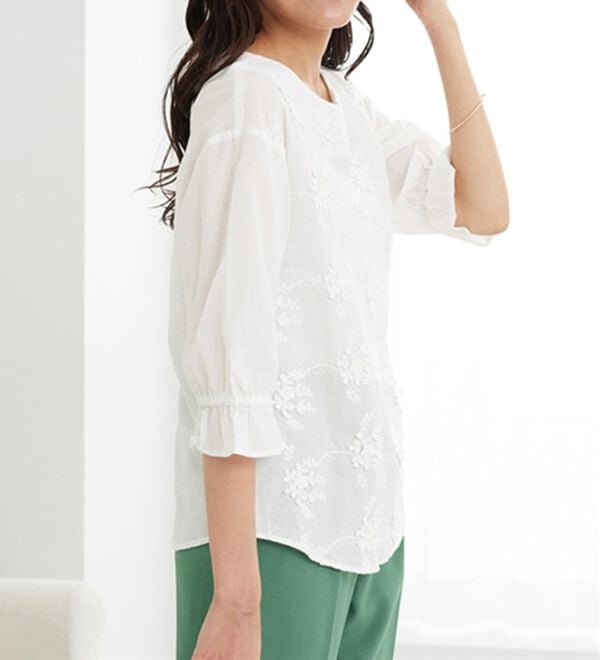 BELLUNA（ベルーナ）の「【店舗・ネット限定】モチーフレース使い袖ギャザーブラウス（ブラウス）」｜オフ白