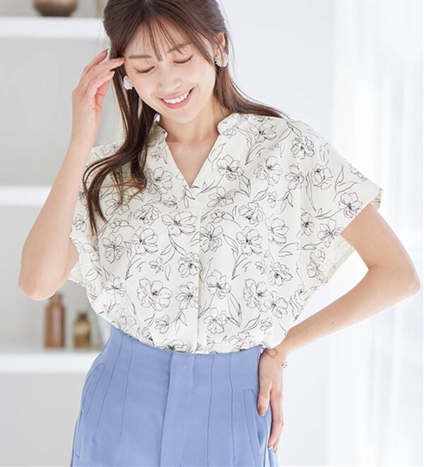 alotta（アロッタ）の「【４つの機能付】ひんやりスキッパーＴシャツブラウス（ブラウス）」｜ホワイト系花柄