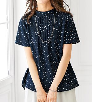 BELLUNA（ベルーナ）の「タック使い袖フレアーブラウス（ブラウス）」｜ネイビー系小紋柄