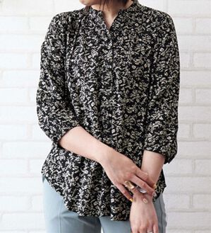 BELLUNA（ベルーナ）の「レーヨン素材ギャザー使いブラウス（ブラウス）」｜黒系花柄