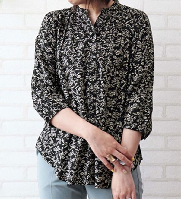 BELLUNA（ベルーナ）の「レーヨン素材ギャザー使いブラウス（ブラウス）」｜黒系花柄