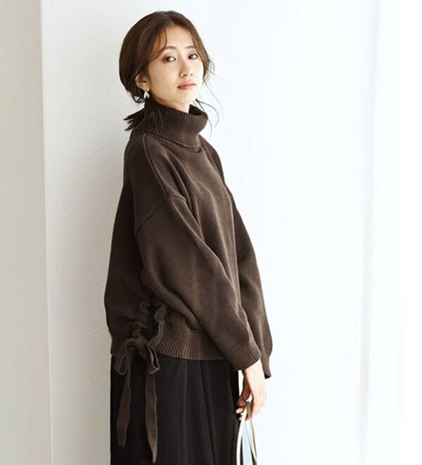 Pierrot（ピエロ）の「ゆったりサイドリボンタートルニット（ニット・セーター）」｜ブラウン