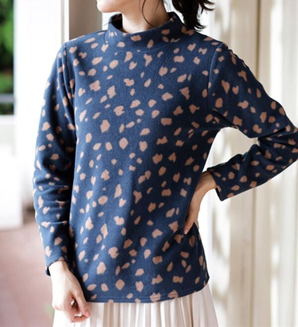 LAVIENNE（ラヴィエンヌ）の「【薄いのに暖かい】薄手ストレッチフリースのプリントハイネック長袖（ニット・セーター）」｜詳細画像