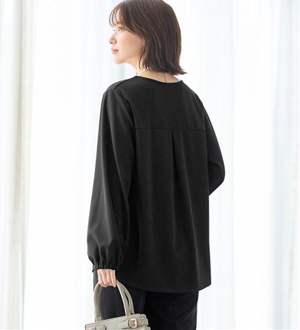 Viola e Viola（ヴィオラ エ ヴィオラ）の「らくキレイ　キーネックチュニックブラウスＴシャツ（チュニック）」｜詳細画像