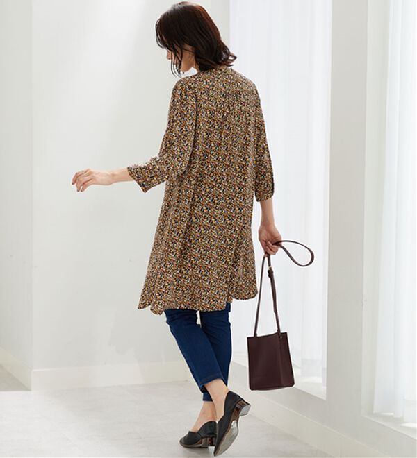 BELLUNA（ベルーナ）の「レーヨンプリントギャザー使いワンピース（その他ワンピース）」｜詳細画像