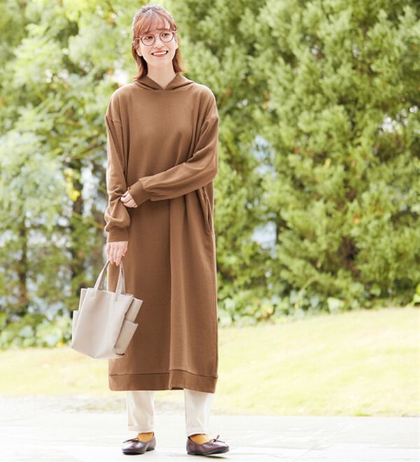 Viola e Viola（ヴィオラ エ ヴィオラ）の「裏毛ゆったりパーカーワンピース（その他ワンピース）」｜モカ