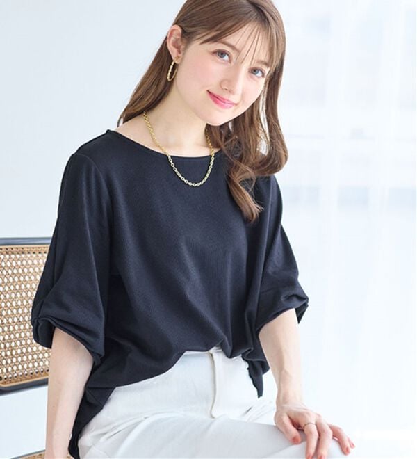 alotta（アロッタ）の「さらっと軽い綿混ストライプ袖タックプルオーバー（ブラウス）」｜ネイビー無地