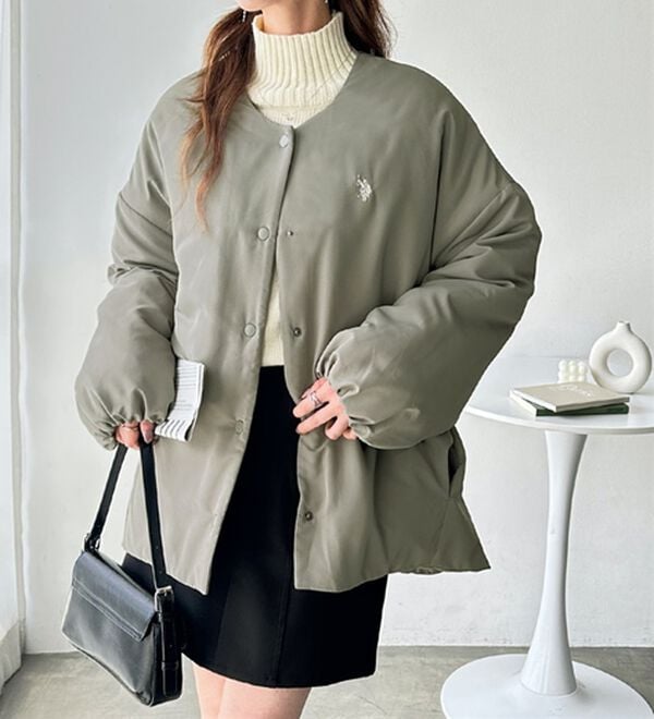 GeeRA（ジーラ）の「【U.S. POLO ASSN.】 ノーカラー中わたブルゾン（ハーフコート）」｜詳細画像