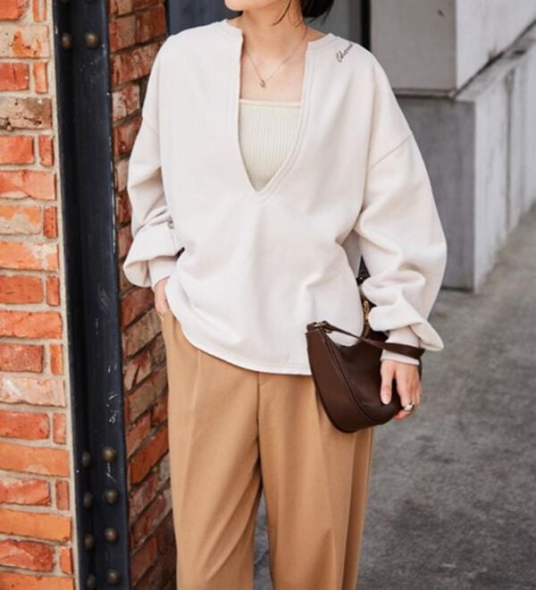 RANAN（ラナン）の「裏起毛Ｖネックロゴ刺しゅうスウェット（トレーナー・スウェット）」｜詳細画像