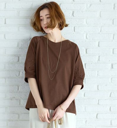 BELLUNA（ベルーナ）の「袖刺しゅうデザインＶネックプルオーバー（カットソー）」