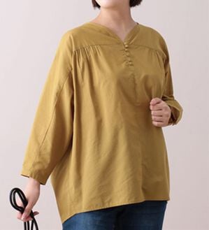 BELLUNA（ベルーナ）の「ギャザー使いドルマンデザインブラウス（ブラウス）」｜カラシ