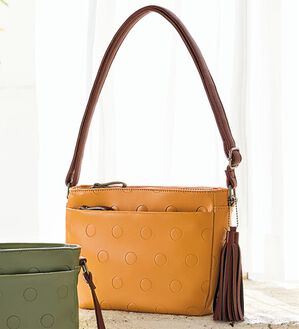 BELLUNA（ベルーナ）の「ドット型押ショルダーバッグ（ショルダーバッグ）」｜キャメル
