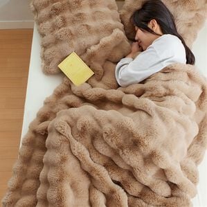 iellio（イエリオ）の「ぽこぽこボリュームファー軽寝具＜洗える・２枚合わせ・毛布・ハーフケット・クッションカバー・ラビットファー・フランネル＞（毛布・ブランケット）」｜ベージュ