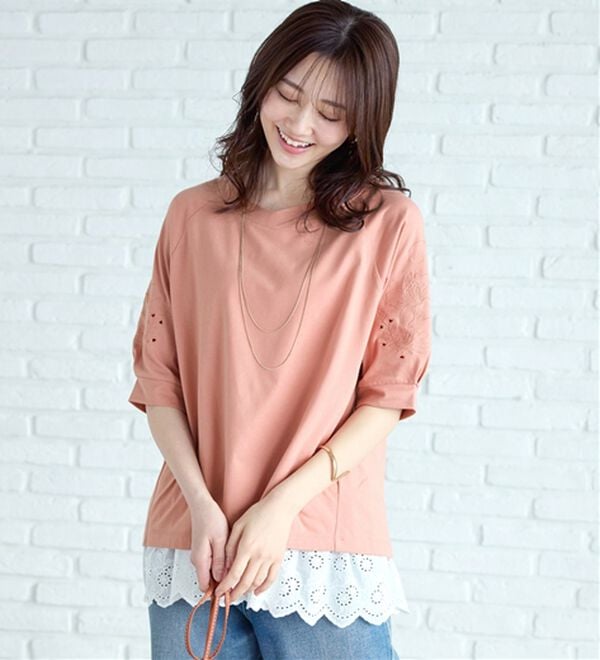 BELLUNA（ベルーナ）の「袖刺しゅうデザインＶネックプルオーバー（カットソー）」｜詳細画像