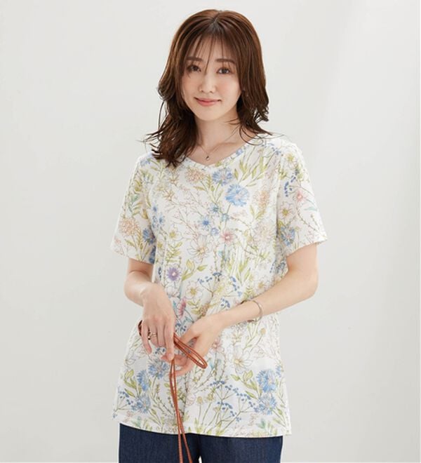 BELLUNA（ベルーナ）の「美人顔シルエット綿混プリントチュニック（チュニック）」｜アイボリー花柄