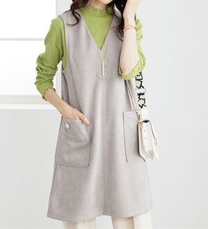 BELLUNA（ベルーナ）の「スエード調ボタンデザインジャンパードレス（ジャンパースカート）」｜グレージュ