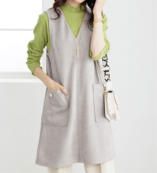 BELLUNA（ベルーナ）の「スエード調ボタンデザインジャンパードレス（ジャンパースカート）」｜グレージュ